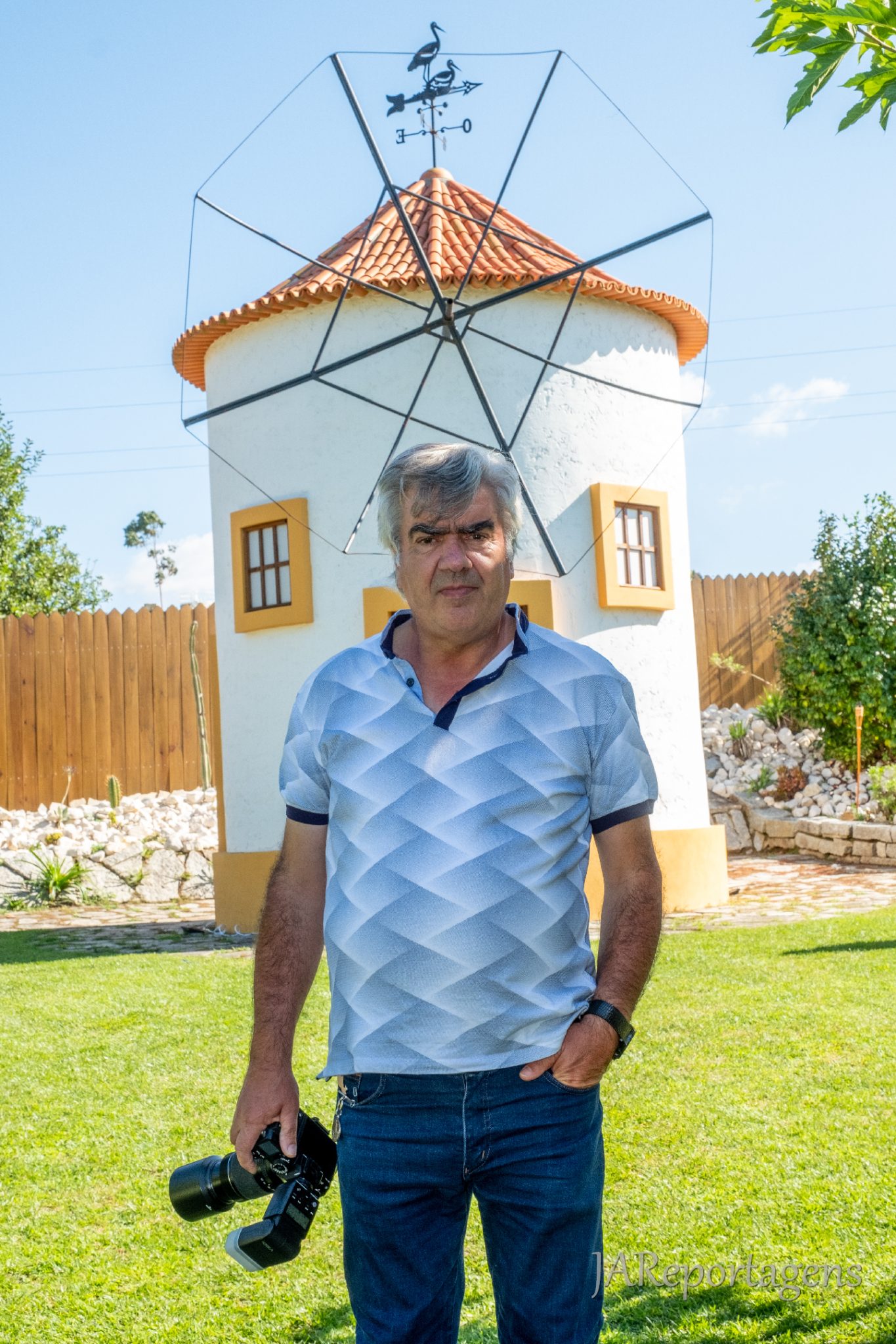 Fotógrafo da JA Reportagens junto a um moinho, em reportagem